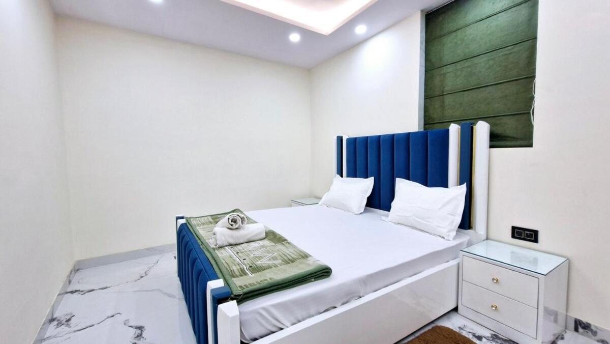 Homlee-classic 4bhk Flat Del-lift-parking New Delhi