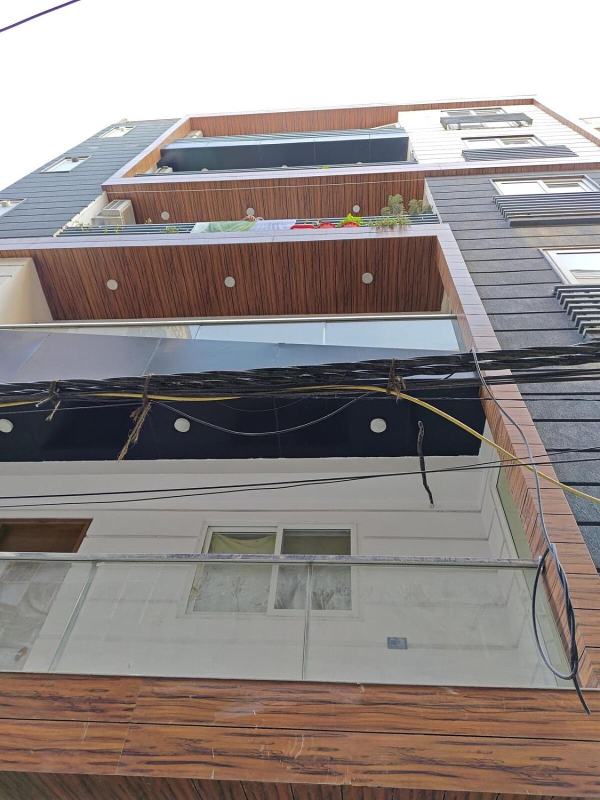 Homlee-classic 4bhk Flat Del-lift-parking Apartment New Delhi